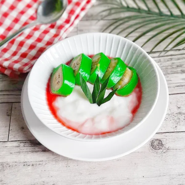 Siapkan mangkuk, tuang bubur santan, tambahkan sirup kemudian beri potongan ijo pisang, sajikan.