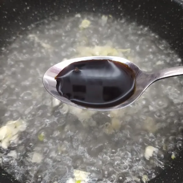 Masukkan shoyu, saos tiram, merica bubuk, kaldu jamur dan garam. Aduk sampai rata, sambil koreksi rasa sesuai selera.