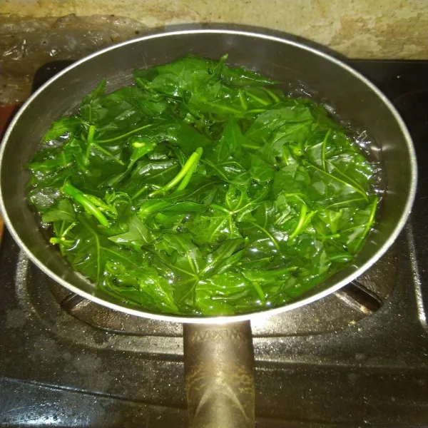 Didihkan air, beri sedikit garam. Masukkan daun pepaya jepang, rebus sampai cukup lunak. Angkat. Tiriskan dan peras.