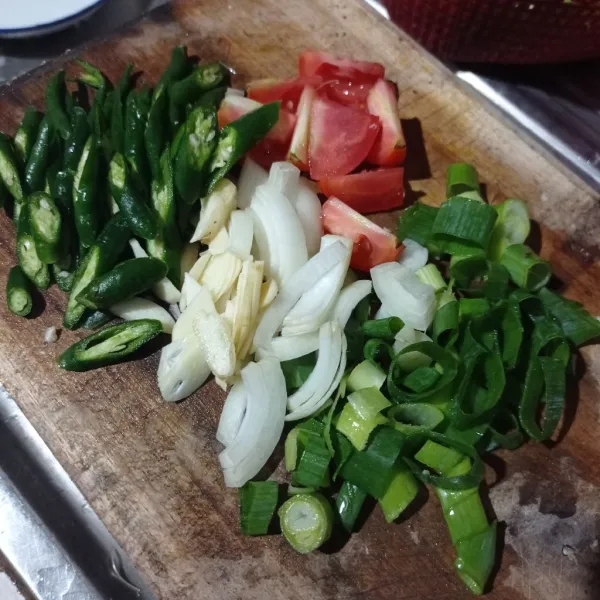 Iris bawang bombay, bawang putih, tomat, daun bawang dan cabe hijau.