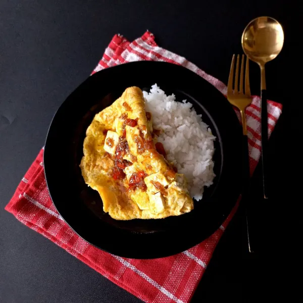 Siapkan nasi dan telur tahu, tuang saus bulgogi di atas telur.