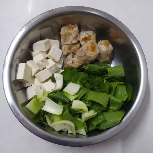 Siapkan bahan isian.