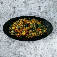 Campur bumbu urap dengan daun pepaya jepang. Siap disajikan.
