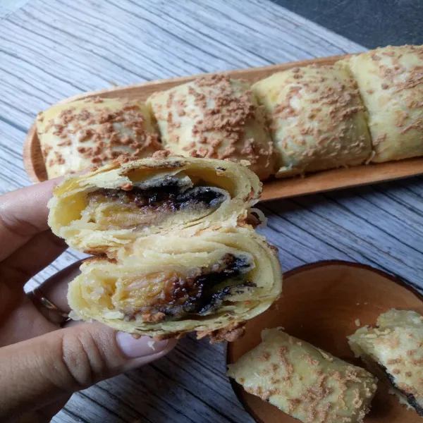 Keluarkan dari loyang. Selagi panas oles kembali dengan butter/margarin agar hasil lebih mengkilap lalu sajikan.
