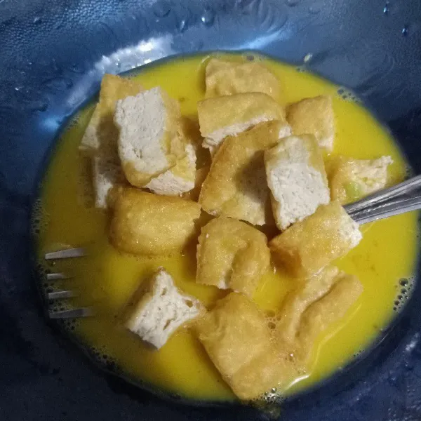 Potong kecil-kecil sesuai selara goreng tahu sebentar setengah matang, angkat dan sisihkan.campur telor dsn tahu dengan lada, kaldu bubuk kocok hingga tercampur rata.