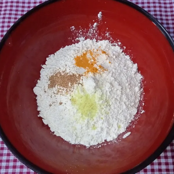 Campur tepung terigu, bawang putih, ketumbar, kunyit, garam dan kaldu ayam bubuk.