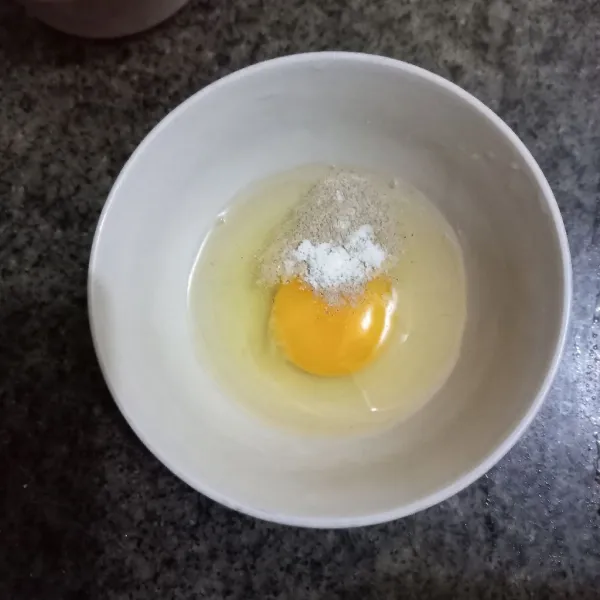 Kocok lepas telur ayam bersama garam, kaldu jamur dan merica bubuk.