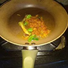 Panaskan sedikit minyak, kemudian tumis bumbu halus beserta daun salam dan serai sampai bumbu matang dan harum.
