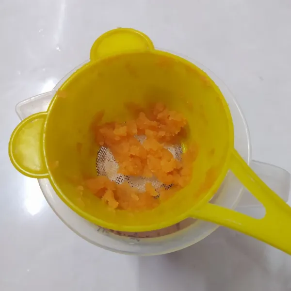 Blender wortel dengan air sampai halus. Lalu saring jus, ambil airnya saja sekitar 100 ml.