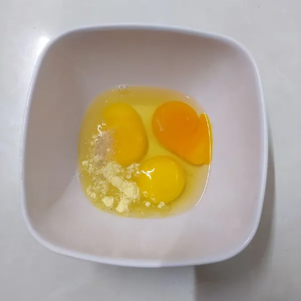 Kocok telur, kaldu bubuk, garam, dan merica bubuk sampai rata.