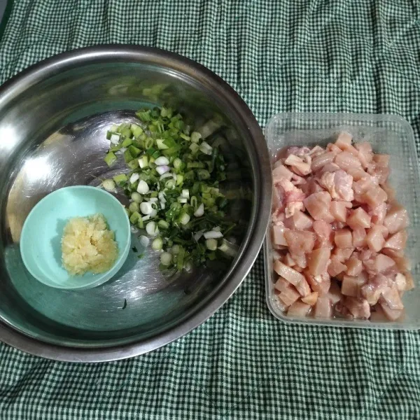 Siapkan ayam yang sudah dipotong kotak - kotak, bawang prei yang sudah dipotong dan bawang putih yang telah dihaluskan.