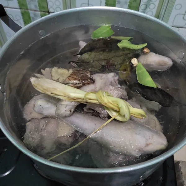 Didihkan air, kemudian masukkan ayam yang sudah dicuci bersih. Masukkan juga bumbu lainnya. Masak dengan api kecil, agar kaldunya keluar.