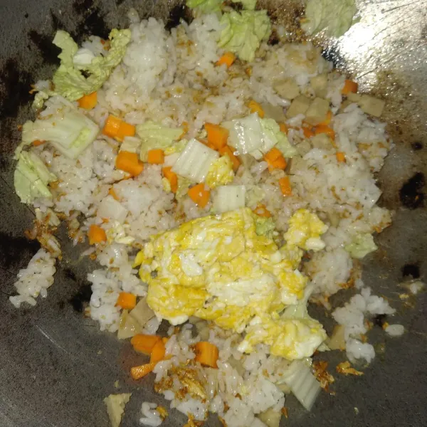 Masukkan sayur, bakso, dan telur orak-arik, lalu aduk rata. Tambahkan garam dan pnyedap rasa, kemudian siap disajikan.