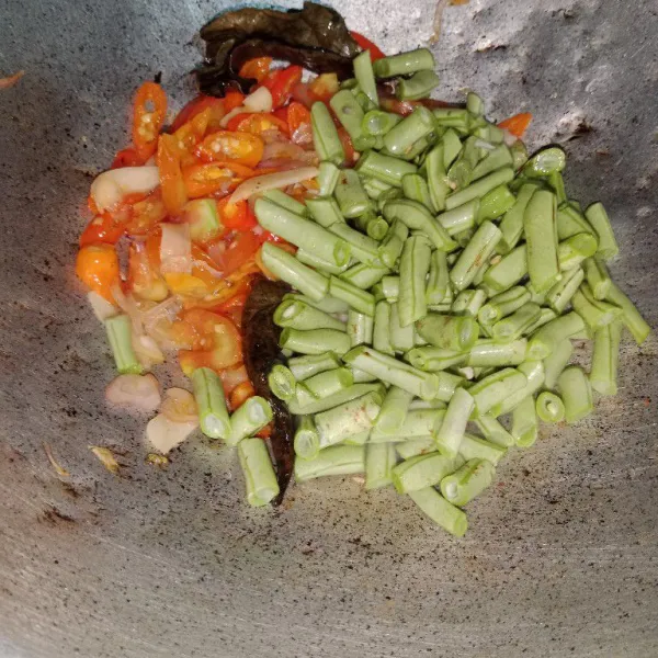 Masukkan buncis, masak sampai buncis layu.