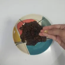 Taburi dengan biji wijen di atasnya dan sajikan.