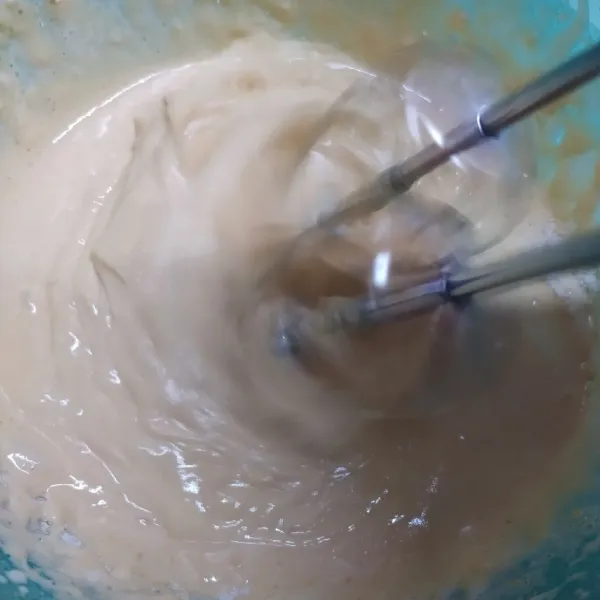 Mixer telur dan gula pasir dengan speed tinggi sampai kental berjejak selama 7 menit. Turunkan speed, masukkan tepung terigu dan baking powder bergantian dengan campuran santan sampai tercampur rata. Sisihkan.