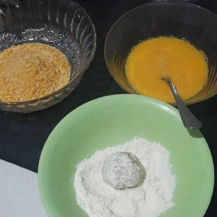 Lumuri dengan tepung kering, celupkan ke telur lalu masukkan ke tepung panko hingga rata.