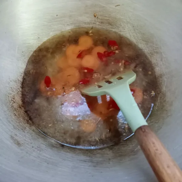 Masukkan wortel, aduk rata. Kemudian masukkan air, masak sampai wortel setengah matang.