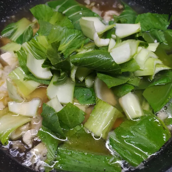 Masukkan pokchoy, aduk rata. Masak sampai matang.