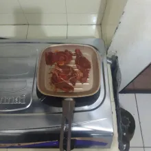 Panaskan grill pan, masak beef sampai matang.