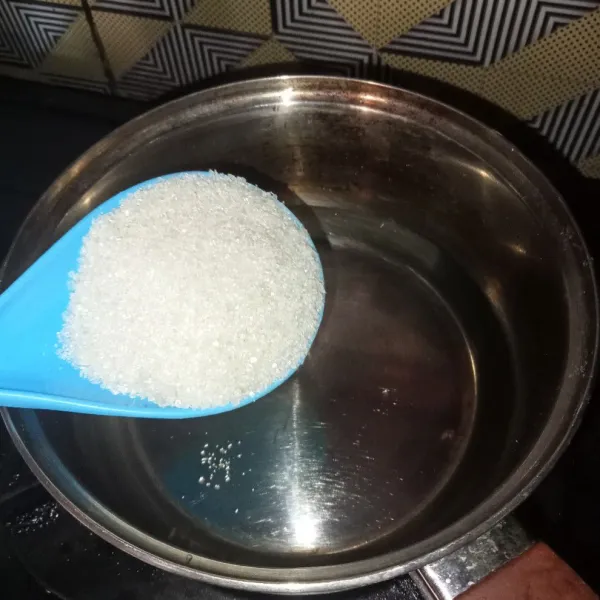 Rebus air dan gula pasir sampai gula larut dan mendidih.