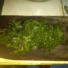 Iris iris daun pepaya yang sudah diperas tadi. Sisihkan dahulu.