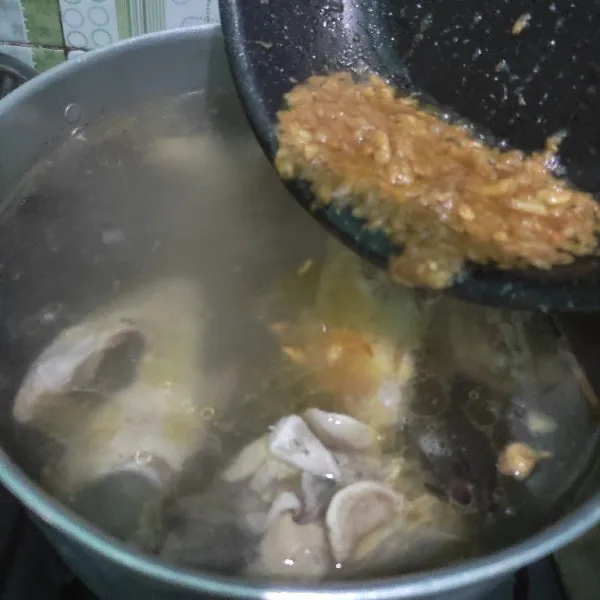 Masukkan tumisan bumbu ke dalam panci rebusan ayam. Masak hingga ayam lunak.