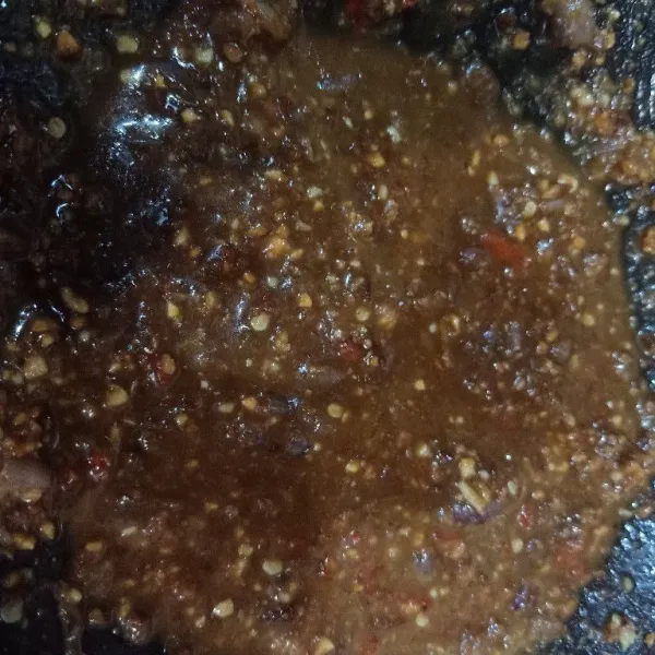 Haluskan kacang tanah goreng bawang putih dan cabe rawit tambahkan air secukupnya aduk rata masukan kecap manis aduk rata.