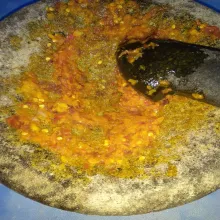 Haluskan semua bahan bumbu halus.