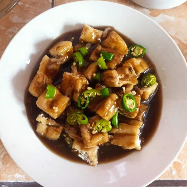 Siram dengan kuah petis dan taburi dengan cabai rawit, sajikan.