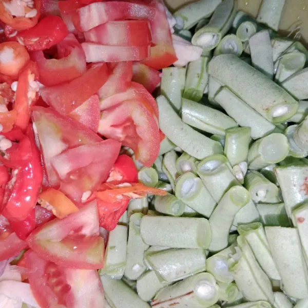 Iris semua bumbu dan siangi buncis lalu iris- iris sesuai selera.