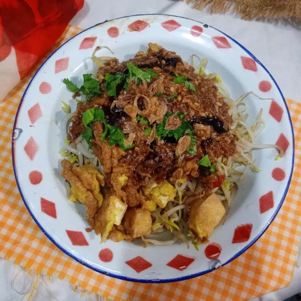 Siapkan piring,. Masukan tauge lalu masukan telor tahu siram dengan bumbu kacang taburi dengan seledri sajikan.