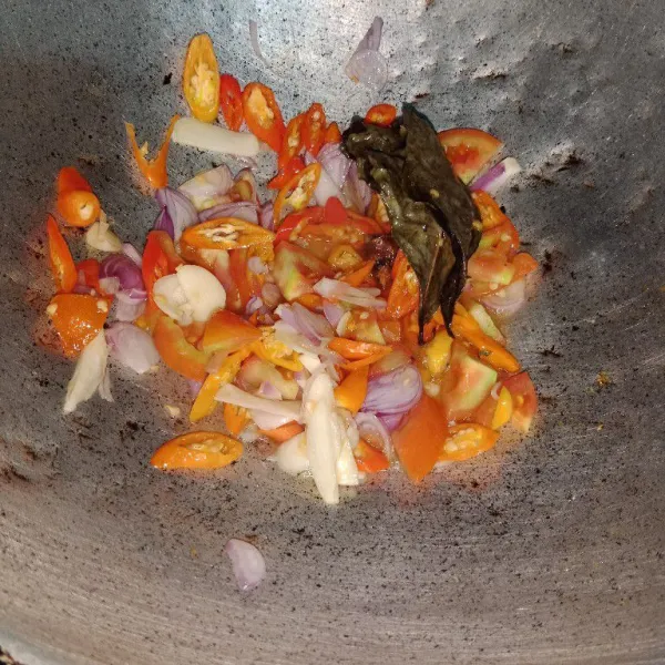 Tumis bumbu sampai harum dan layu.