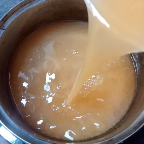 Campur air gula dan air jeruk, aduk rata dan koreksi tingkat kemanisannya.