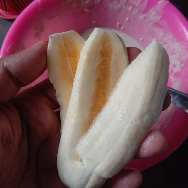 Kupas pisang, bagi menjadi dua atau tiga bagian jangan sampai putus ujungnya, menyerupai kipas.