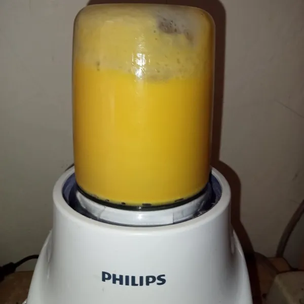 Blender mangga hingga halus menjadi jus, kemudian tuang ke dalam gelas.