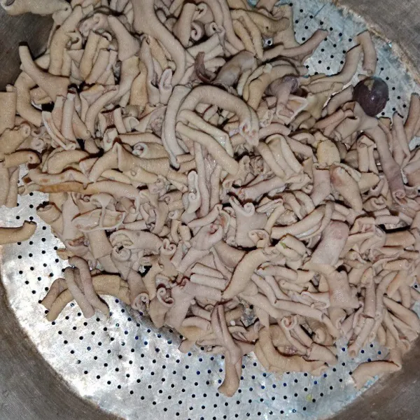 Rebus usus lalu tiriskan dan potong kecil-kecil.