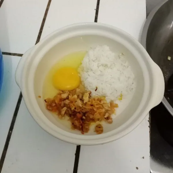 Dalam wadah, masukkan nasi, telur dan tumisan ayam tadi. Aduk rata.