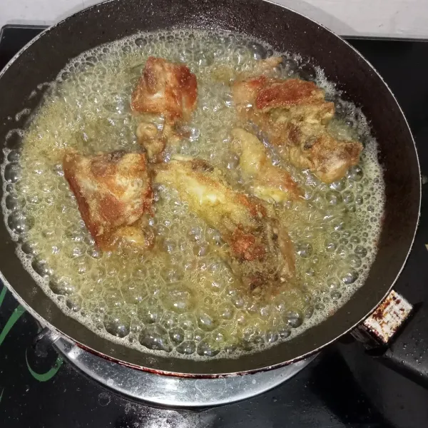Panaskan minyak secukupnya,lalu masukkan ayam beserta bumbunya. Goreng hingga kuning kecoklatan renyah. Angkat, tiriskan dan sajikan. Yummy.