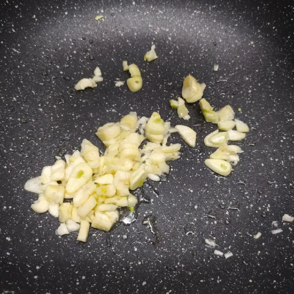 Panaskan minyak wijen, tumis bawang putih cincang sampai layu dan harum. Masukkan air, masak sampai mendidih.