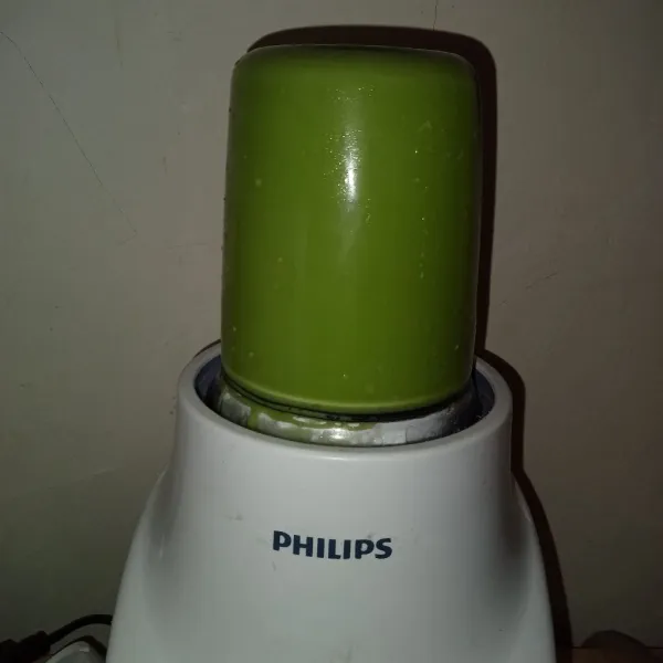 Blender alpukat hingga halus menjadi jus, kemudian tuang ke dalam gelas di atas jus mangga.