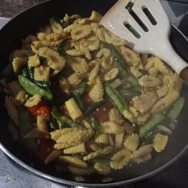 Masak sampai matang dan tanak, cek rasa, matikan api.