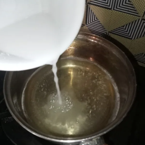 Masukkan larutan tepung maizena dan aduk-aduk sampai mendidih lagi, matikan kompor dan biarkan sampai dingin.