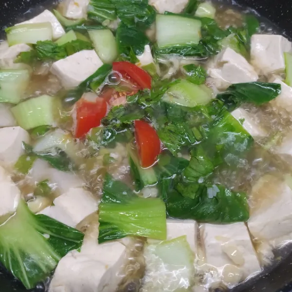 Sesaat sebelum kompor dimatikan, masukkan irisan daun seledri dan tomat. Masak sebentar saja, lalu angkat dan sajikan.