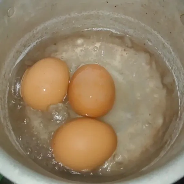 Rebus telur hingga matang kurang lebih 15-20 menit. Kupas lalu goreng telur hingga berkulit.