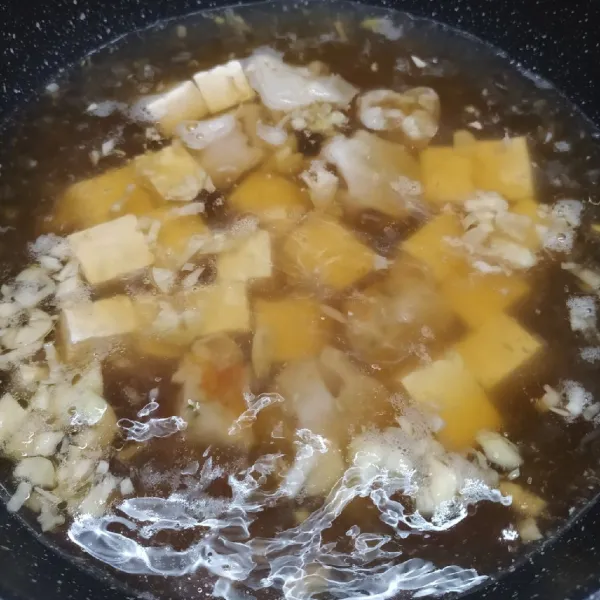 Masukkan tahu dan siomay, masak sampai kuah mendidih.
