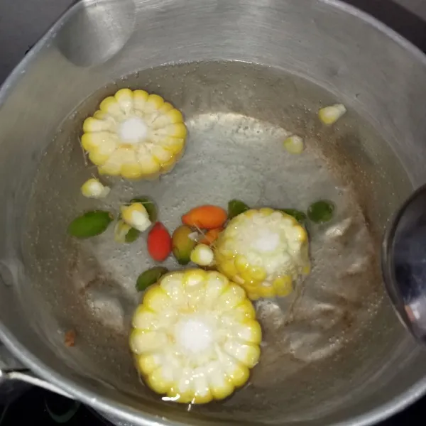 Rebus air hingga mendidih kemudian masukkan melinjo terlebih dahulu rebus selam 10 menit (suapaya matang sempurna) lalu masukkan jagung.
