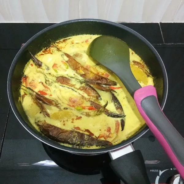 Masak sambil kuahnya di timba-timba dengan sendok sayur hingga mendidih. Lalu angkat.