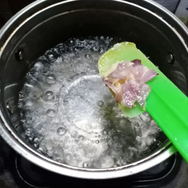 Didihkan air di panci. Masukkan bawang merah dan bawang putih.