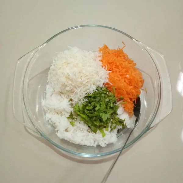 Masukkan ke dalam mangkuk : nasi putih, keju parut, wortel, seledri. Aduk hingga tercampur rata.